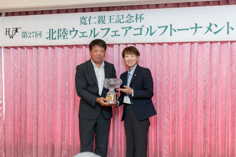 大会競技副委員長の森口祐子プロより総合優勝の室原正寧さんへ寬仁親王記念杯が贈られました。