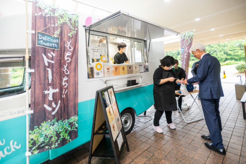 「b-らいふ」様のキッチンカーと物販のブースの様子