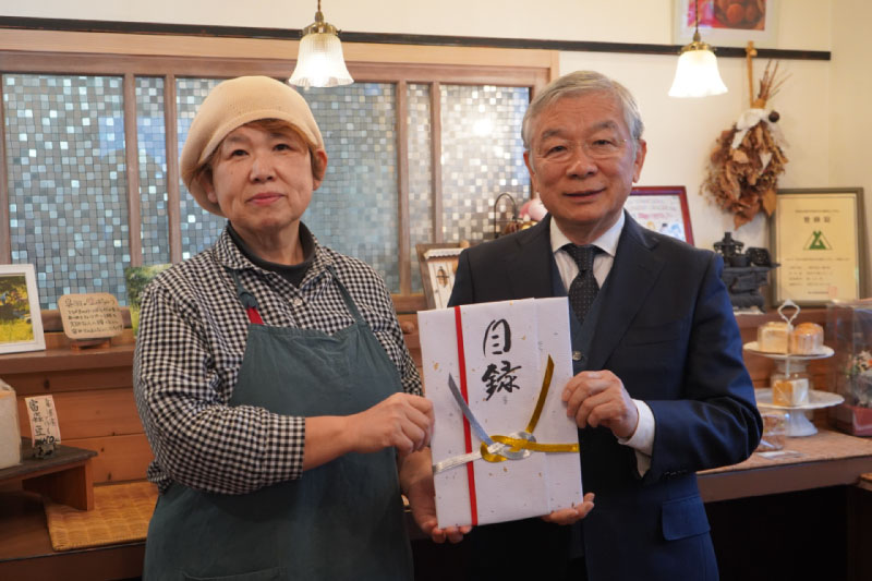 「る・ふっくらん」での純益金贈呈式の様子